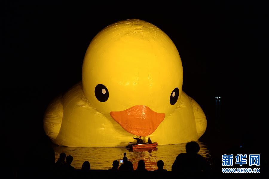 大黃鴨“移居”頤和園 26日正式與游客見面