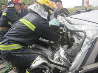 鐵梁墜落砸到奧拓 廊坊消防急救援