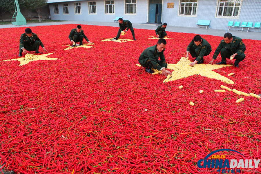 新疆邊防：辣椒玉米拼國旗迎國慶