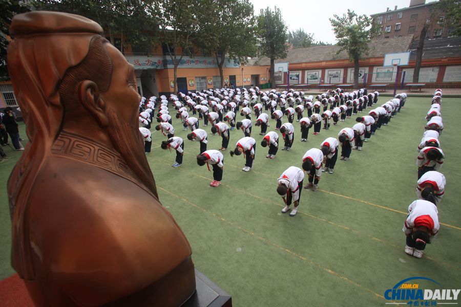 濟南：400余名小學生操場拜孔子 紀念孔子誕辰2564周年