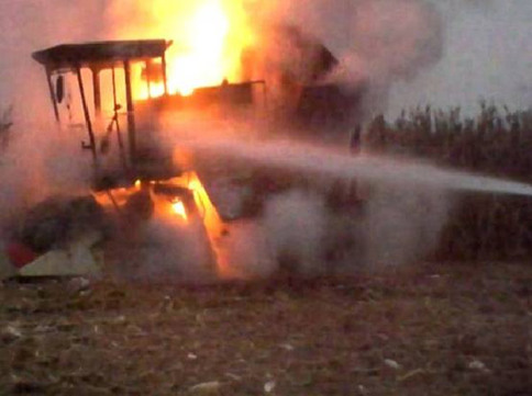 收割機工作時自燃 邢臺消防迅速撲滅