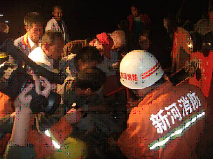 村民不慎腿卡收割機 邢臺消防緊急施救