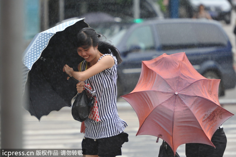 臺風“百合”逼近海南 瓊海市民躲雨避風各有高招