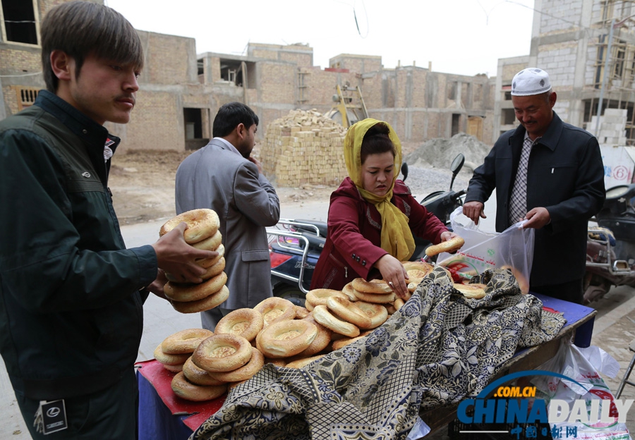 新疆喀什穆斯林群眾歡度古爾邦節 3萬人同做禮拜盛況空前