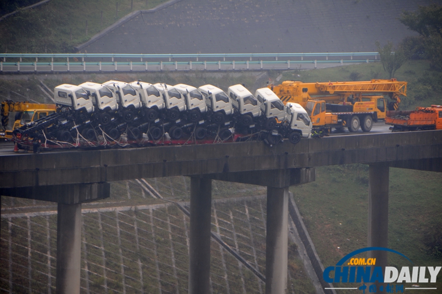 貴州掛車失足“折了腰” 大橋上演驚險大片