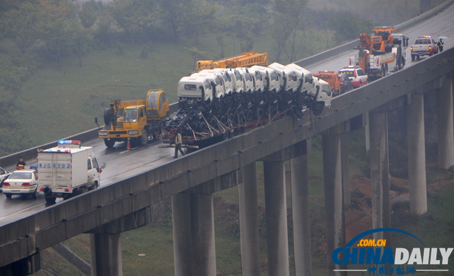 貴州掛車失足“折了腰” 大橋上演驚險(xiǎn)大片