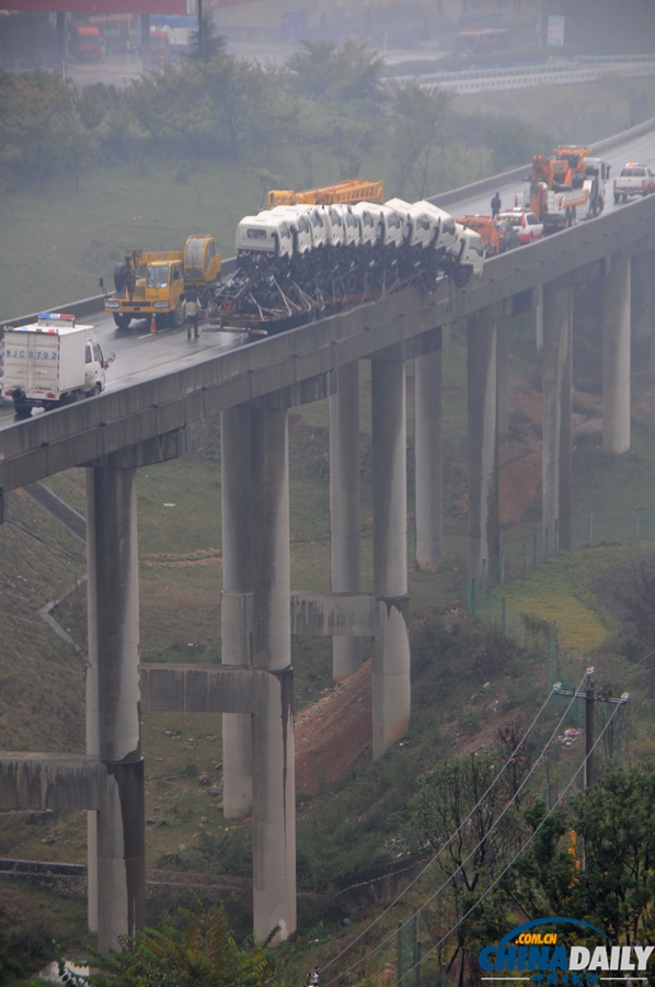貴州掛車失足“折了腰” 大橋上演驚險(xiǎn)大片