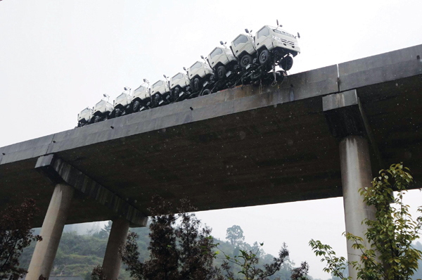 貴州掛車失足“折了腰” 大橋上演驚險大片