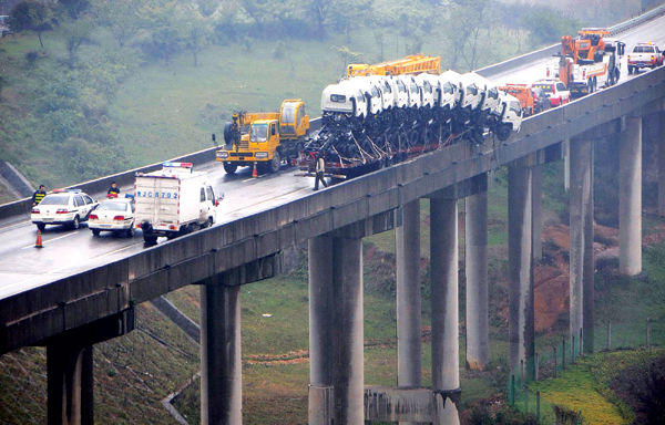 貴州掛車失足“折了腰” 大橋上演驚險大片