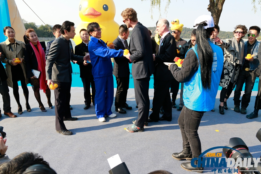 霍夫曼成龍攜萬人告別大黃鴨