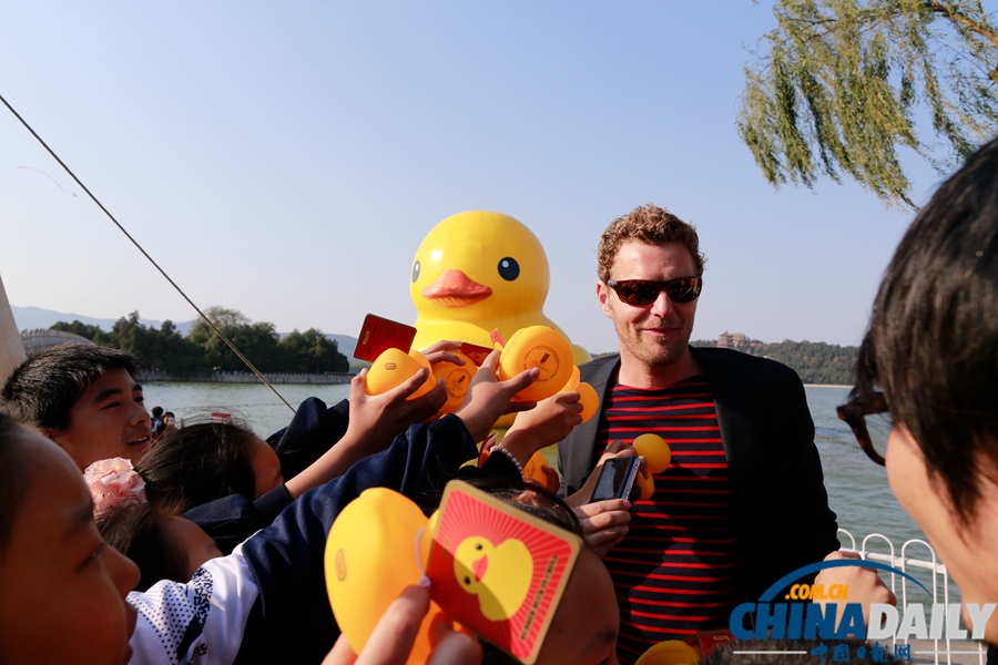 霍夫曼成龍攜萬人告別大黃鴨