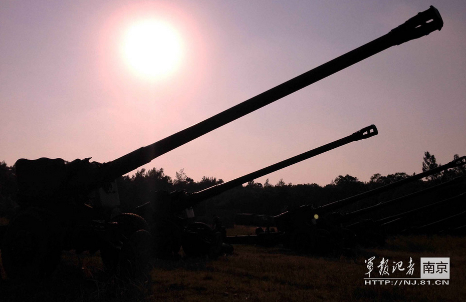 敵艦怎敢靠近：解放軍海防大炮開火真兇猛