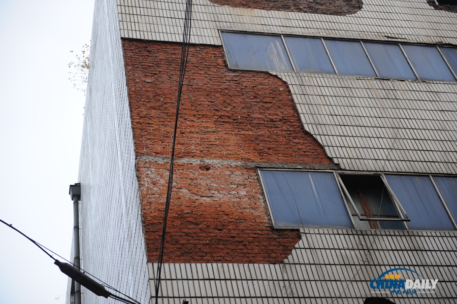 吉林市一小區墻皮脫離 兩輛車被砸毀