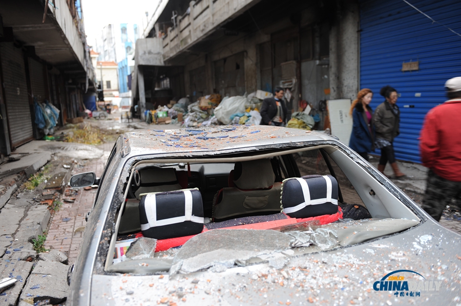 吉林市一小區(qū)墻皮脫離 兩輛車(chē)被砸毀