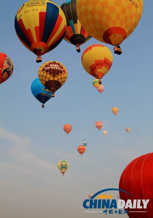 全國熱氣球精英賽紅安上演尖峰時刻 “功夫熊貓”吸引眼球