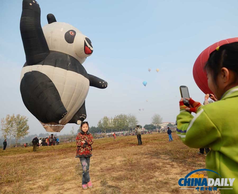 全國熱氣球精英賽紅安上演尖峰時刻 “功夫熊貓”吸引眼球