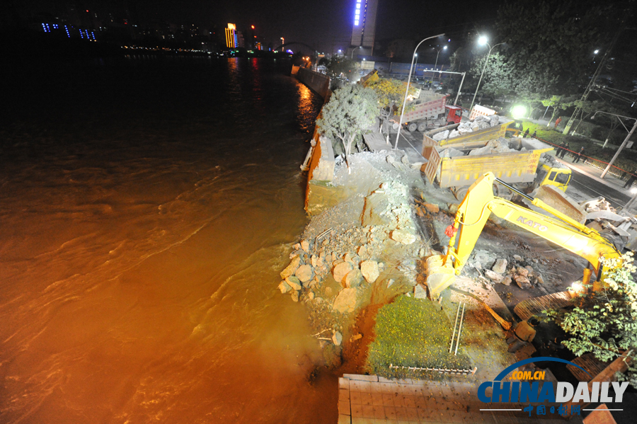 蘭州黃河城關大橋河堤垮塌河堤正在加緊搶修