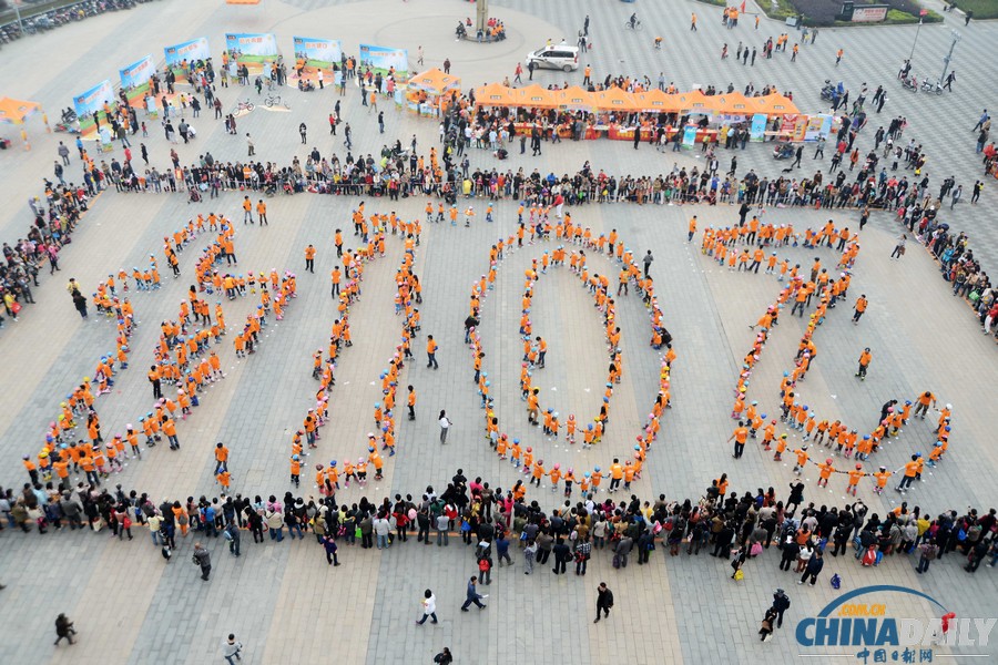 南京舉辦“迎青奧”千人輪滑接龍展示活動