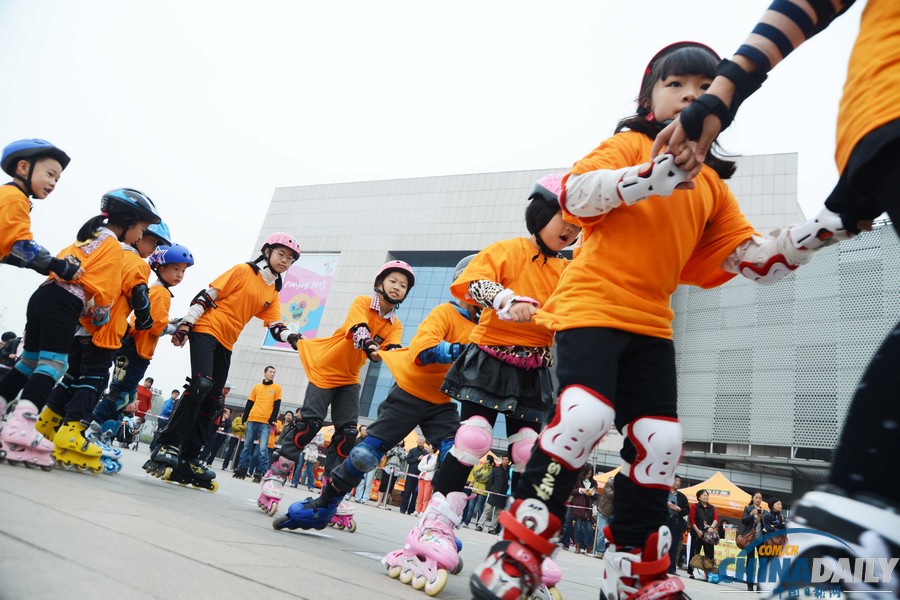 南京舉辦“迎青奧”千人輪滑接龍展示活動