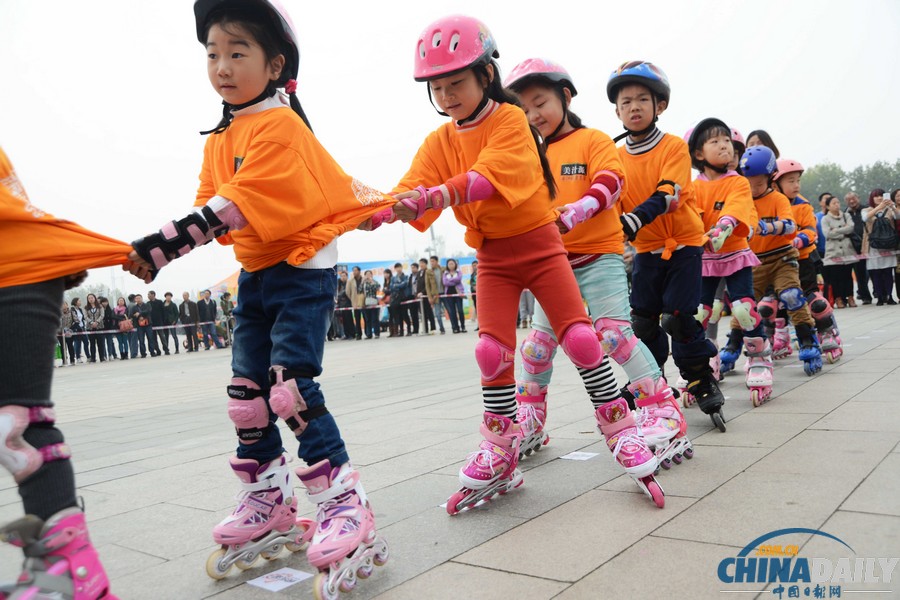 南京舉辦“迎青奧”千人輪滑接龍展示活動