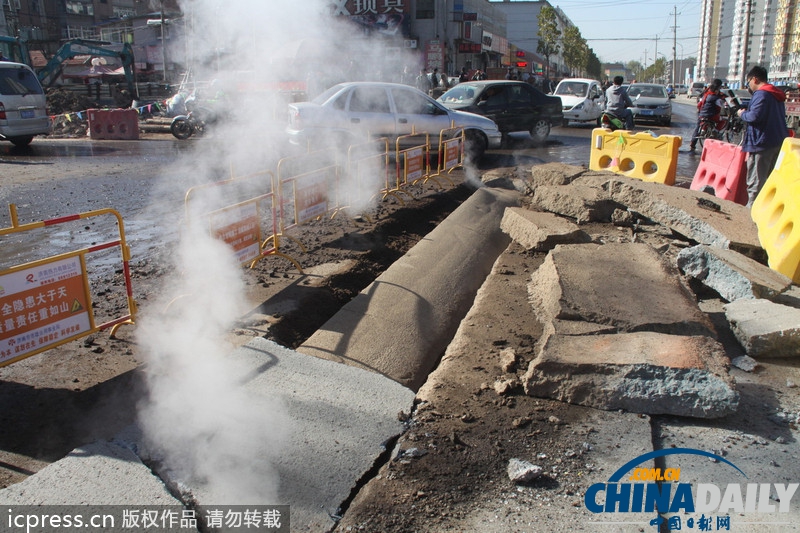 濟(jì)南地下管道爆炸掀翻路面 3人受傷