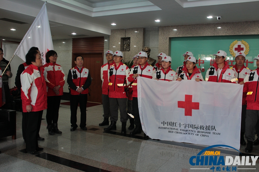 首批17名中國救援隊隊員赴菲災區