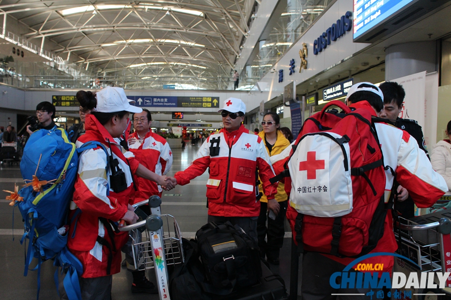 首批17名中國救援隊(duì)隊(duì)員赴菲災(zāi)區(qū)