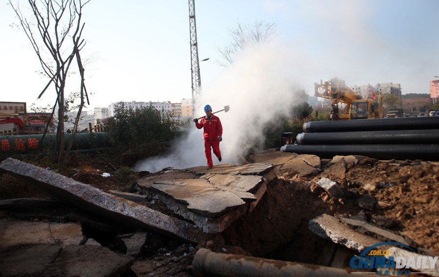 現場直擊：青島爆燃事故受災群眾排隊領餐