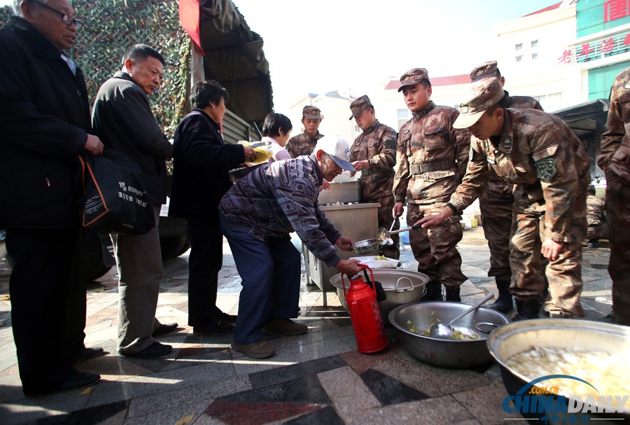 現場直擊：青島爆燃事故受災群眾排隊領餐