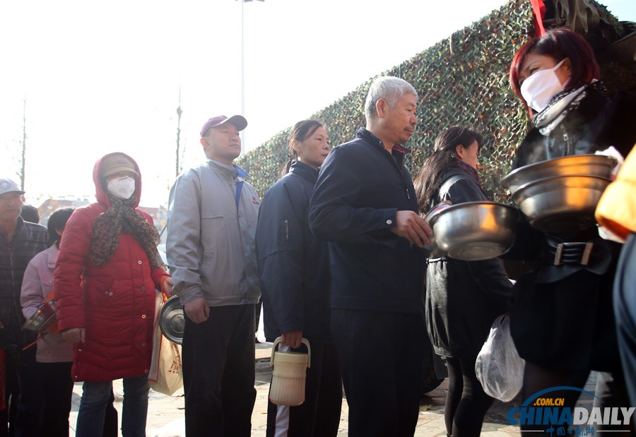 現(xiàn)場直擊：青島爆燃事故受災群眾排隊領餐