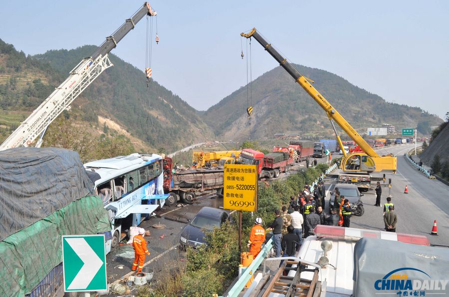 滬昆高速貴州境內(nèi)12車連環(huán)相撞 多人死傷