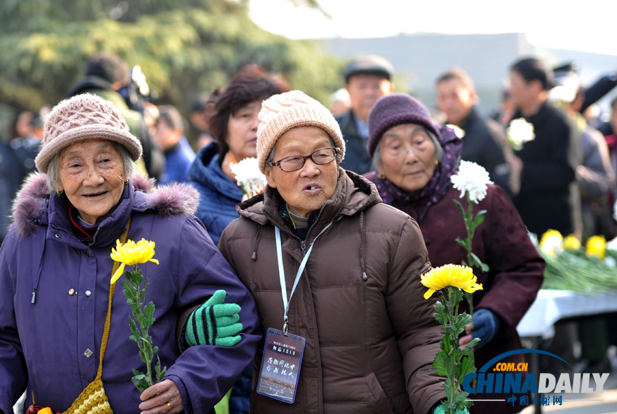 南京舉行國(guó)際和平集會(huì)悼念南京大屠殺30萬(wàn)同胞遇難76周年