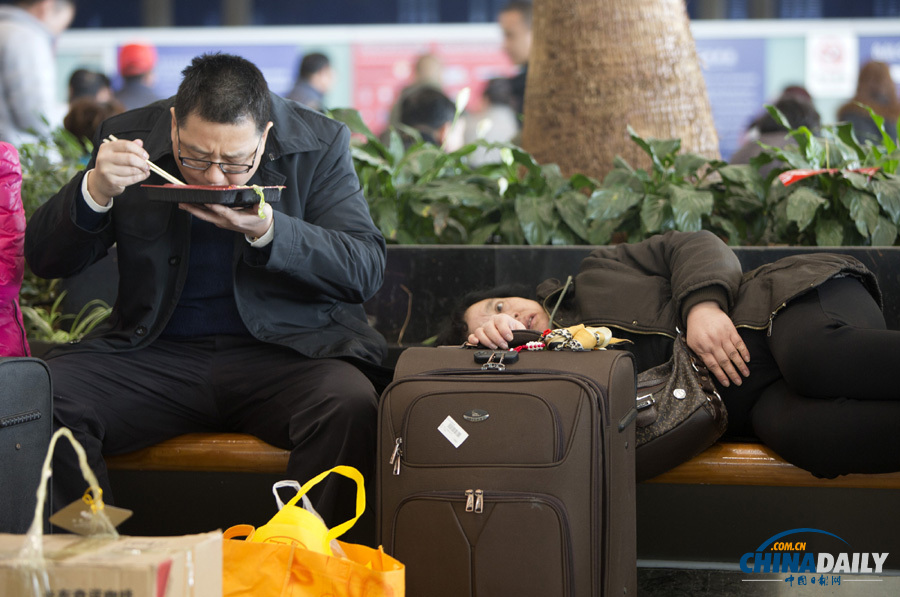 昆明機場一名因大雪滯留旅客暈倒 緊急送醫(yī)救治