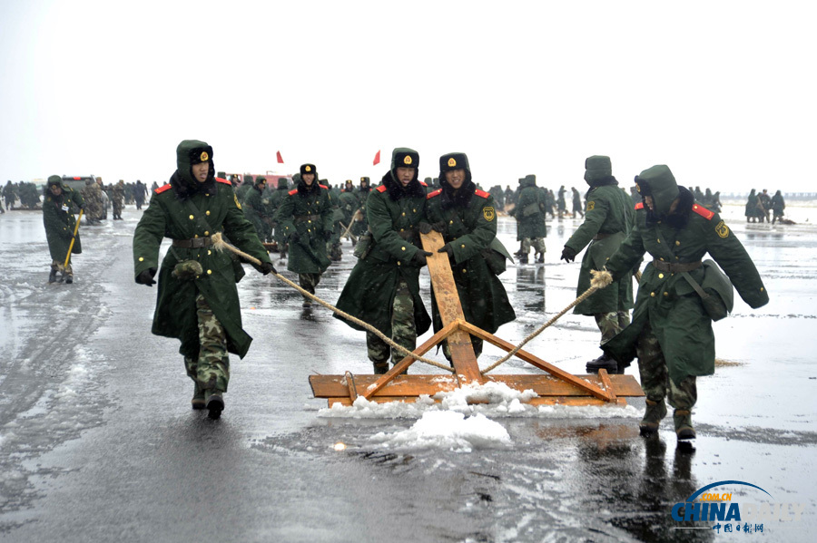 昆明機場一名因大雪滯留旅客暈倒 緊急送醫救治