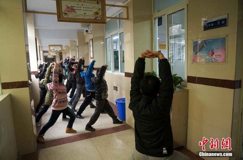 河南持續(xù)霧霾 學(xué)生戴口罩室內(nèi)做操
