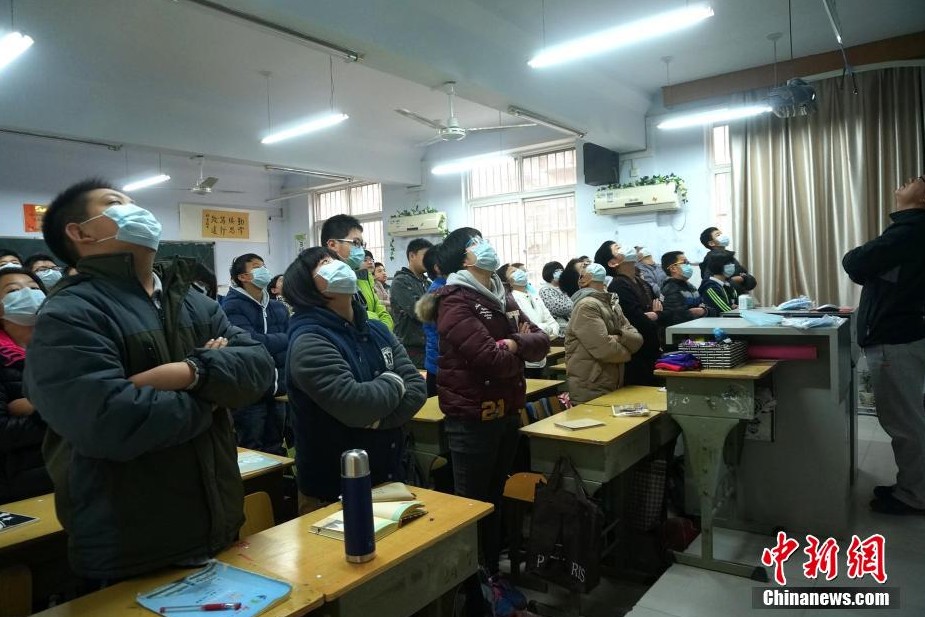 河南持續霧霾 學生戴口罩室內做操
