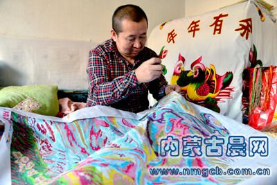 癱瘓男子臥床8年繡十字繡欲補(bǔ)貼家用