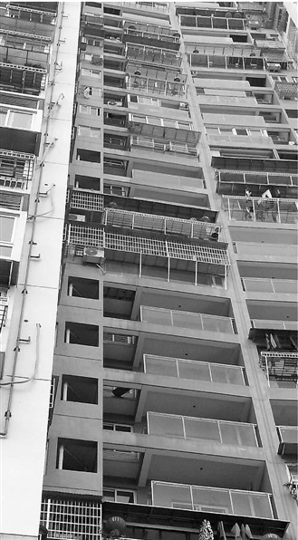 小伙失蹤一月被發現于陽臺頂棚 尸體已腐爛(圖)