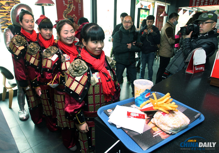 “秦兵俑”攜手“外星人”闖進(jìn)餐廳當(dāng)服務(wù)員