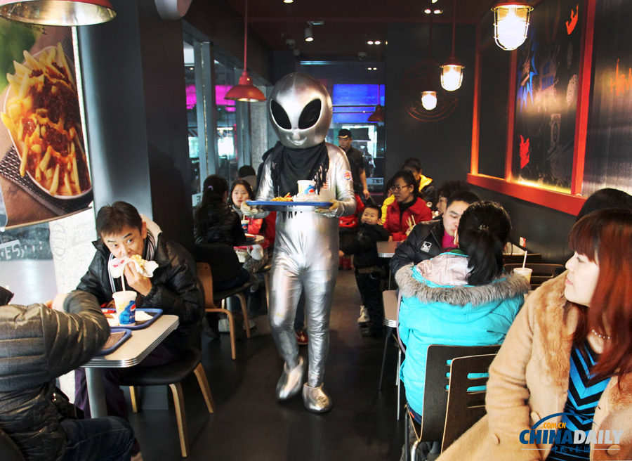 “秦兵俑”攜手“外星人”闖進餐廳當服務員