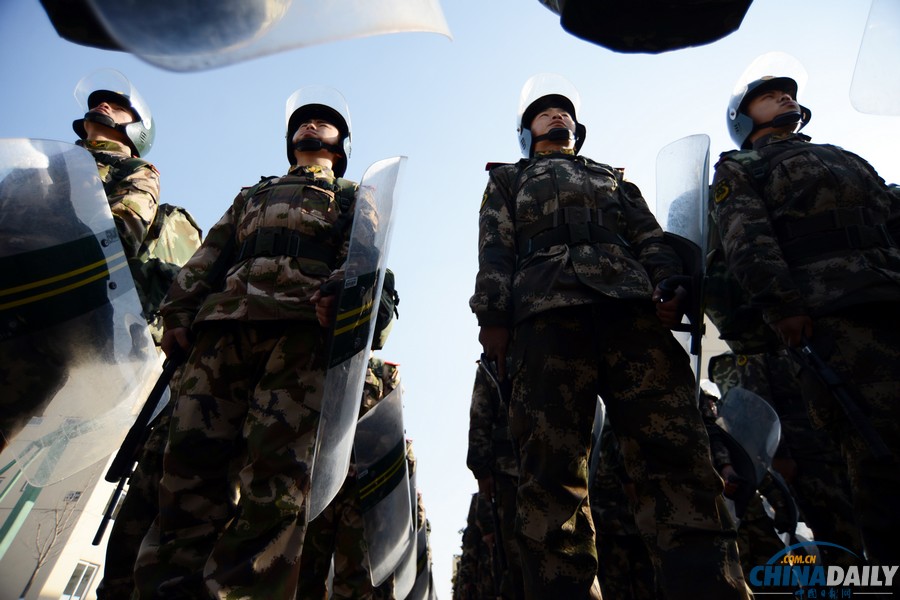 南京武警官兵綜合演練迎新年