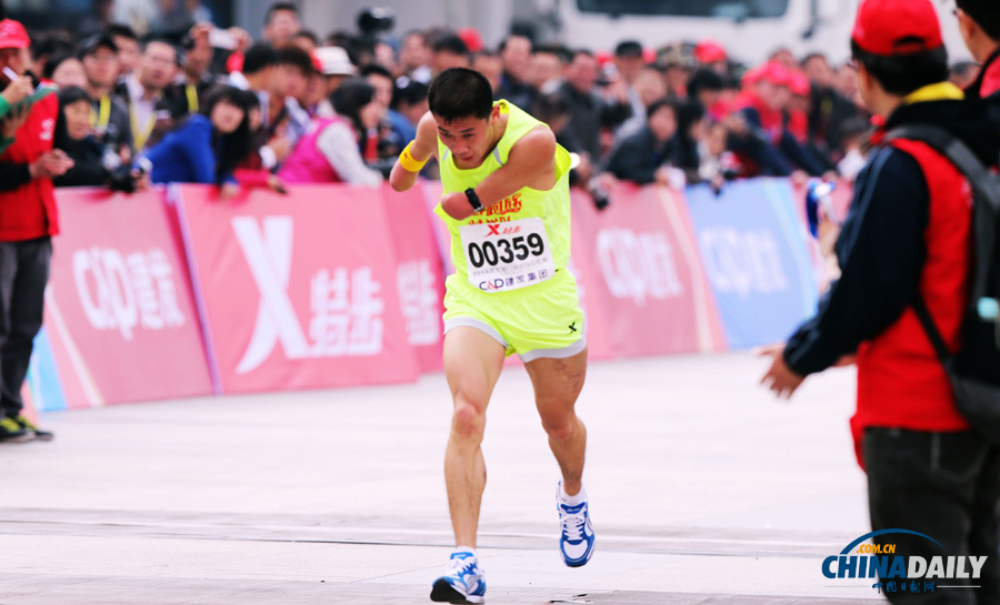 萬(wàn)人齊跑廈門(mén)馬拉松 一選手沖刺抽筋被攙扶