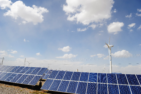 甘肅敦煌市大力開發(fā)“太陽光、自然風(fēng)”，全力打造新能源產(chǎn)業(yè)基地