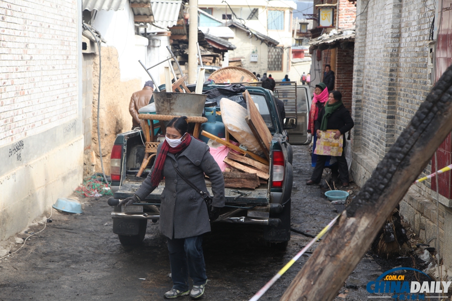 香格里拉大火次日 民眾返回災區尋找遺落物品