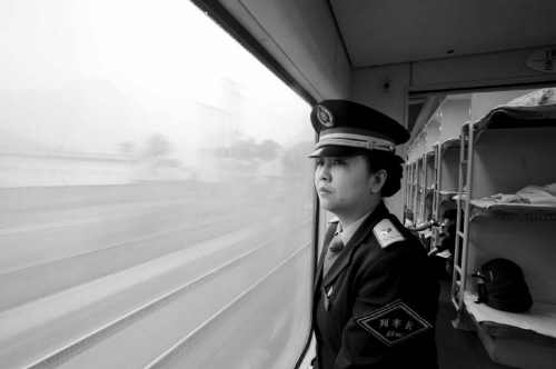 列車長14年春節(jié)無法回家 家,是那站臺(tái)上的6分39秒