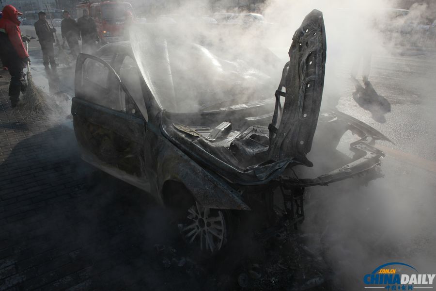 北京一輛寶馬轎車發生自燃 被燒只剩車架