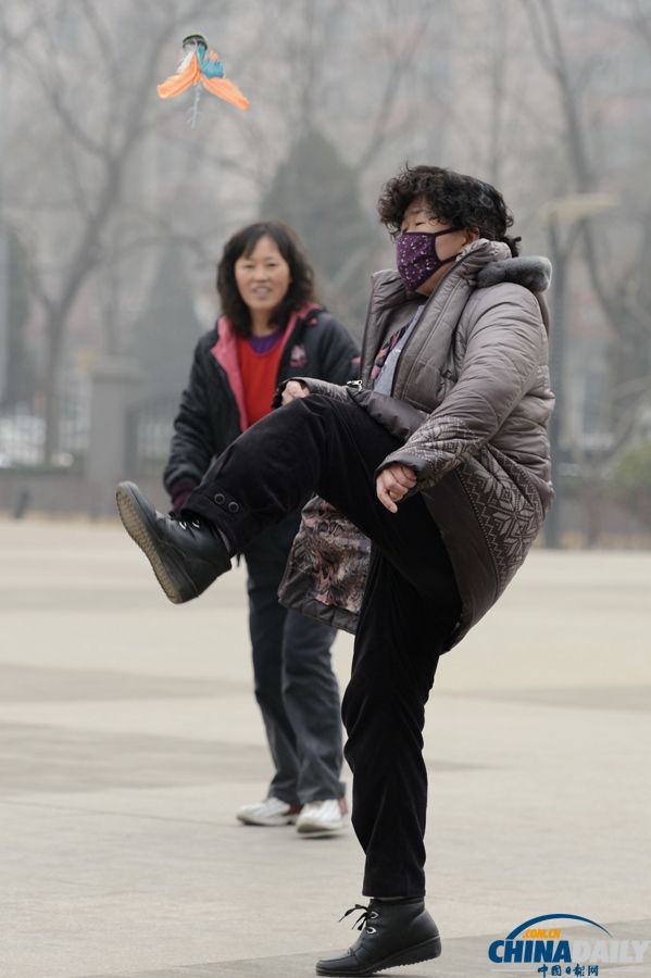 北京霧霾頑固不散 市民戴口罩戶外健身