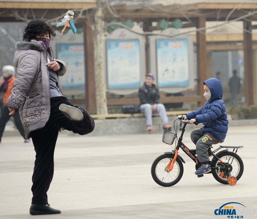 北京霧霾頑固不散 市民戴口罩戶外健身