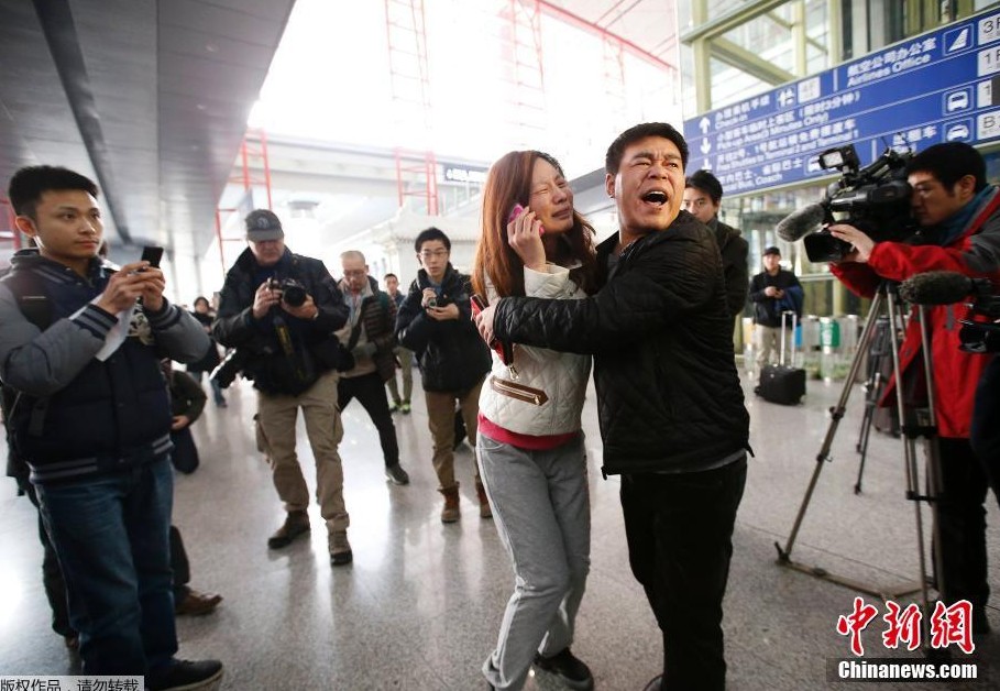 馬來(lái)西亞載154名中國(guó)人航班失聯(lián) 機(jī)場(chǎng)家人焦急等待