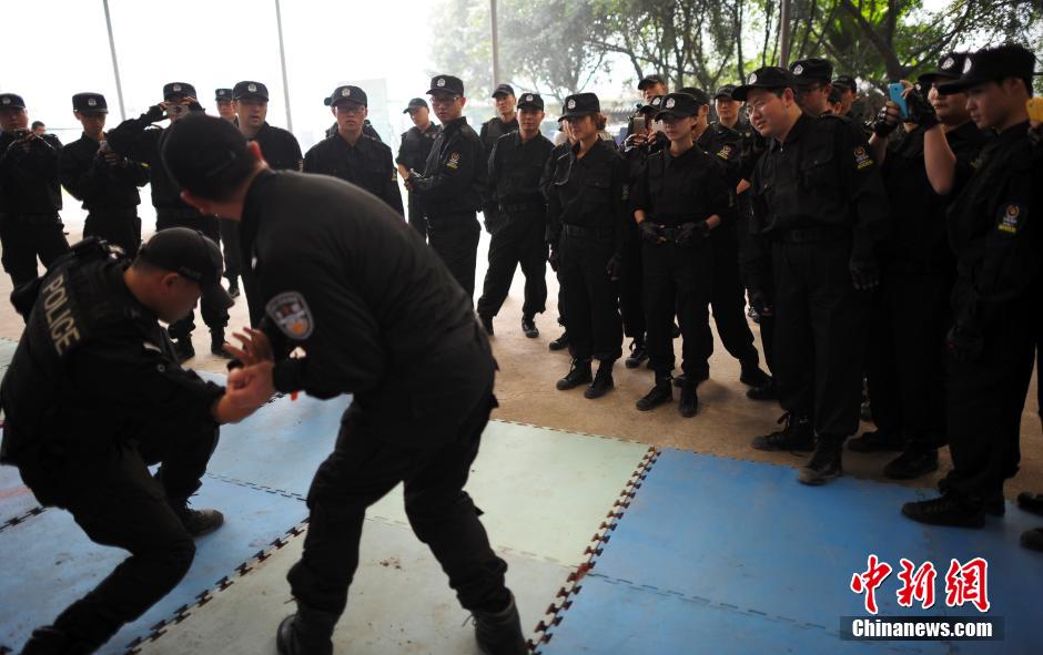 重慶女網(wǎng)友入駐警隊(duì)學(xué)防狼術(shù)